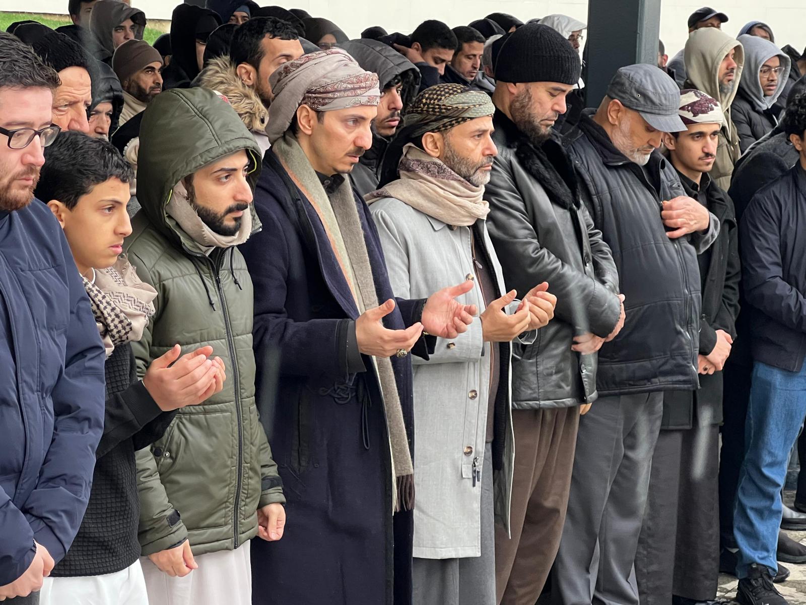 الشيخ حميد الأحمر يستقبل جموع المعزين في وفاة الوالد الشيخ المناضل حميد بن عبدالله العذري