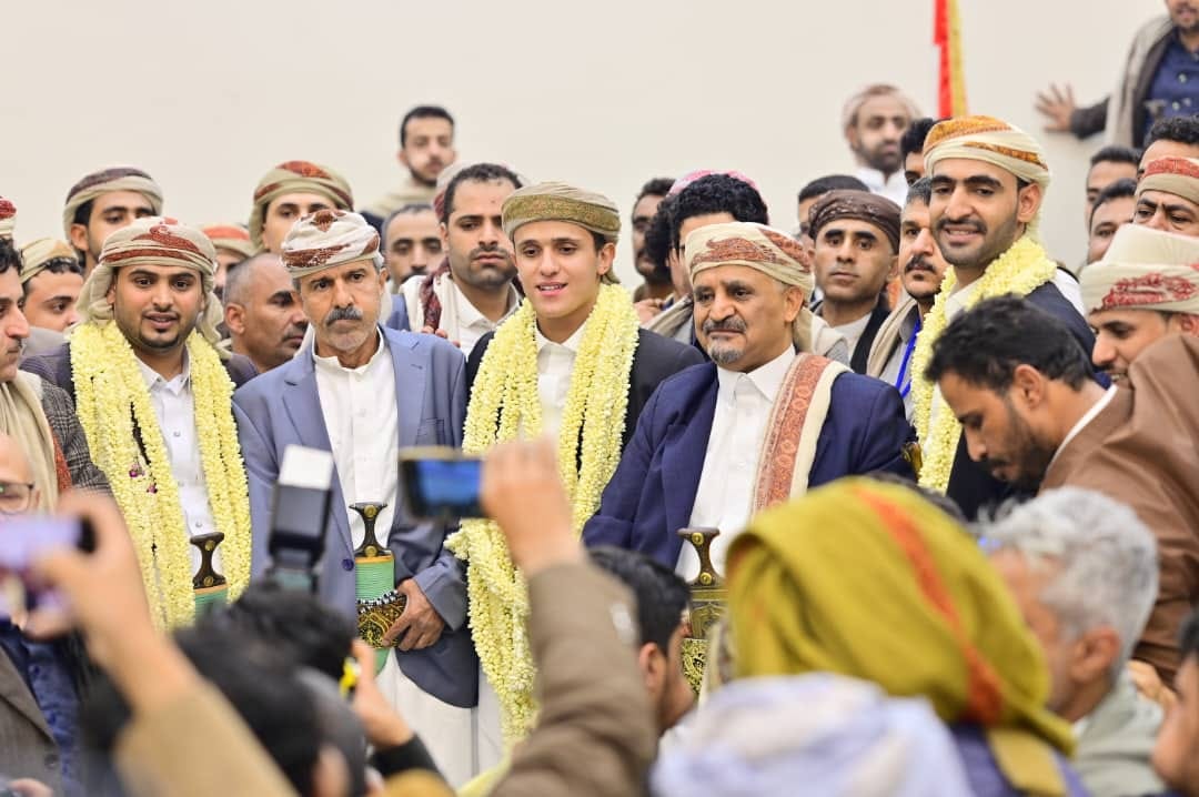 الشيخ حمير بن عبد الله الاحمر شيخ مشايخ حاشد، يحتفل، بزفاف نجله وثلاثة من اقربائه 