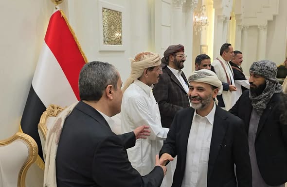الشيخ حميد بن عبدالله الأحمر يعزي الأستاذ عبد الرزاق أحمد الهجري في وفاة والدته
