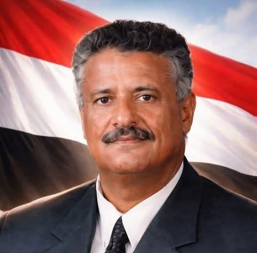 الشيخ حميد بن عبدالله الأحمر يعزي في وفاة المناضل الوطني البارز اللواء حاتم علي أبو حاتم