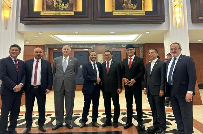 برئاسة الشيخ/ حميد بن عبدالله الأحمر وفد الرابطة يصل ماليزيا لعقد سلسلة لقاءات رسمية وبرلمانية حول دعم القضية الفلسطينية