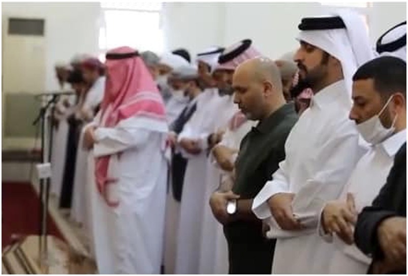 الشيخ حميد الأحمر يؤدي مع إخوانه صلاة الجنازة على جثمان ”حسين الأحمر” بدولة قطر