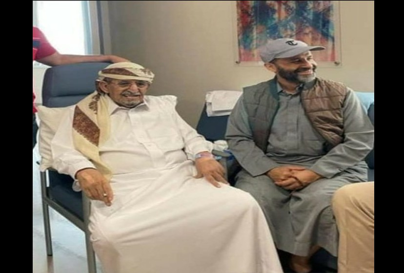 الشيخ حميد بن عبدالله الأحمر يزرو شقيقه الأكبر الشيخ صادق 